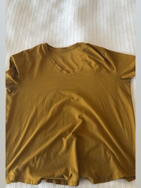 Lululemon v neck tee short sleeved